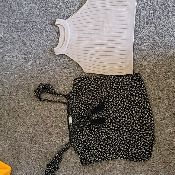 2 STUNNING CROP TOPS FLORAL AND RIBBED KNIT HALTER - Picture 1 of 11